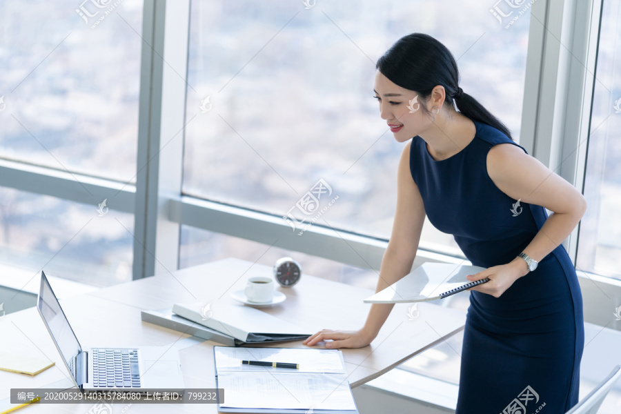 年轻商务女士办公