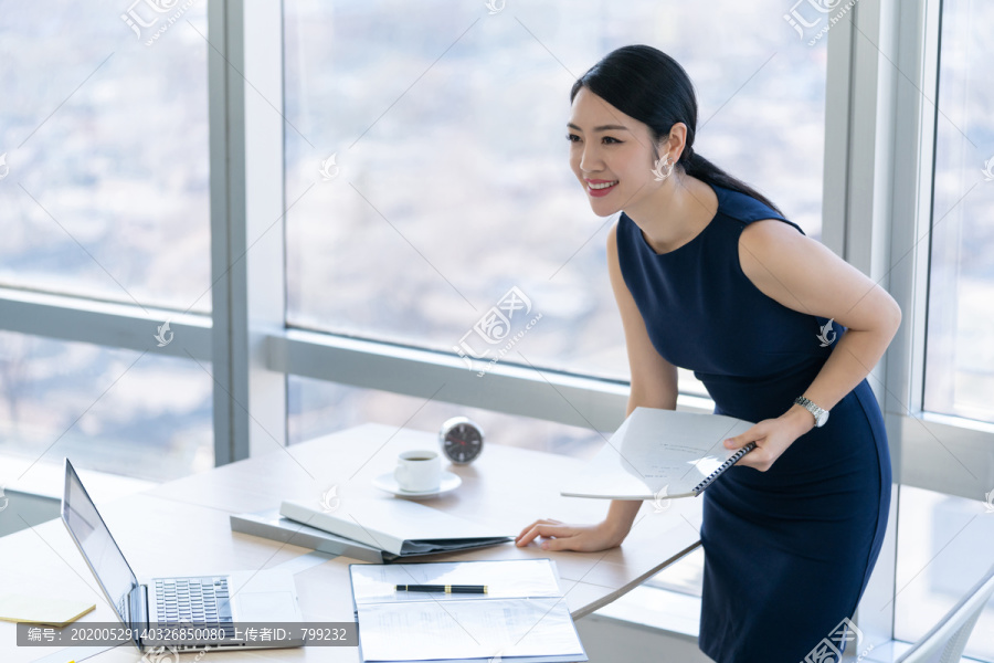 年轻商务女士办公