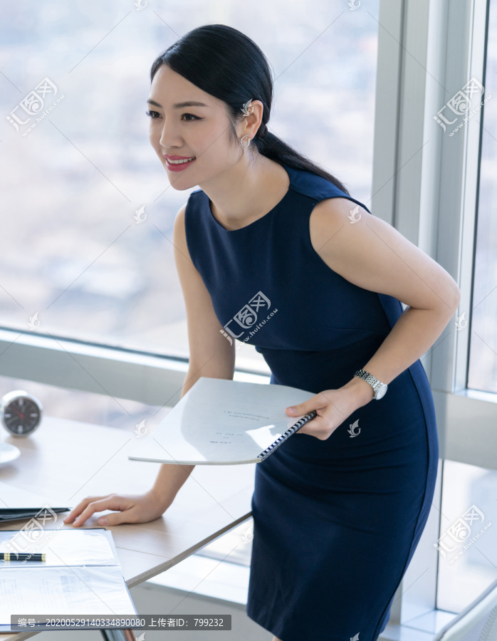 年轻商务女士办公