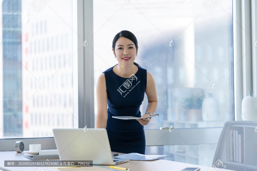 年轻商务女士办公