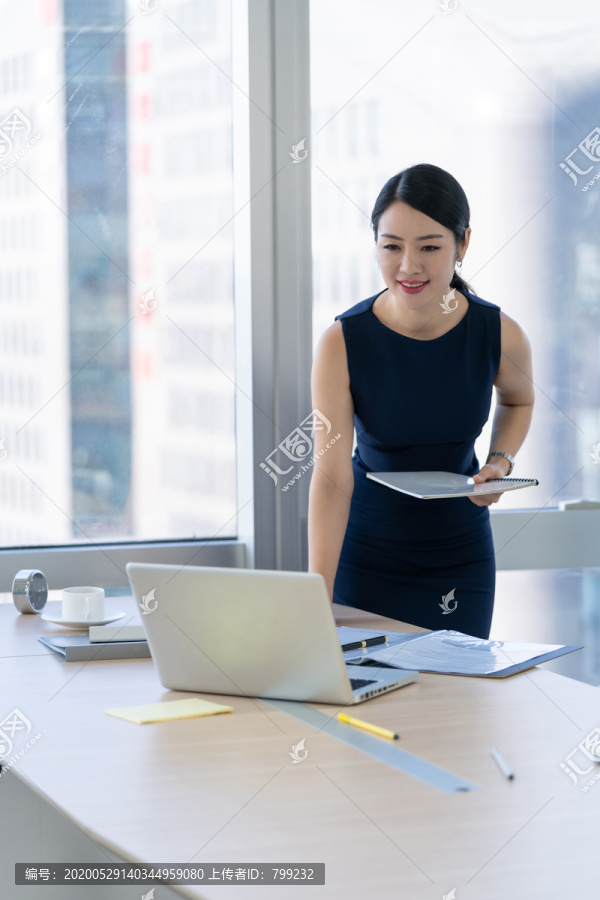 年轻商务女士办公