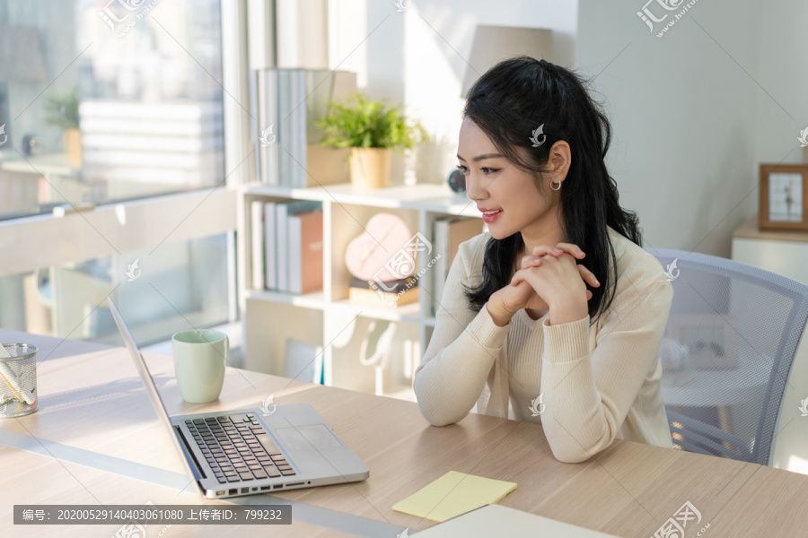 年轻女子休闲办公