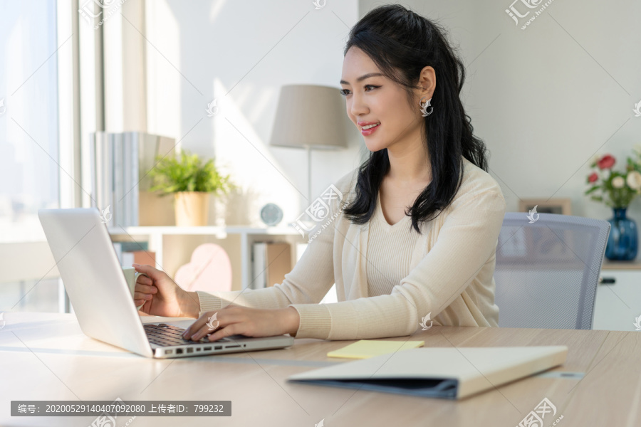 年轻女子休闲办公