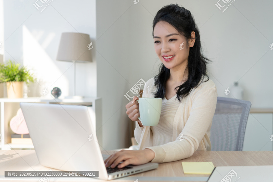年轻女子休闲办公