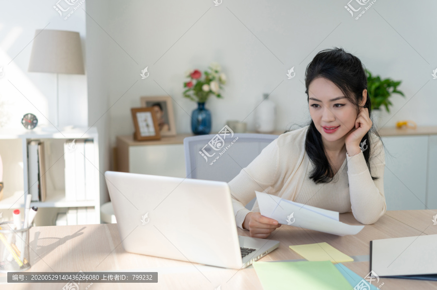 年轻女子休闲办公