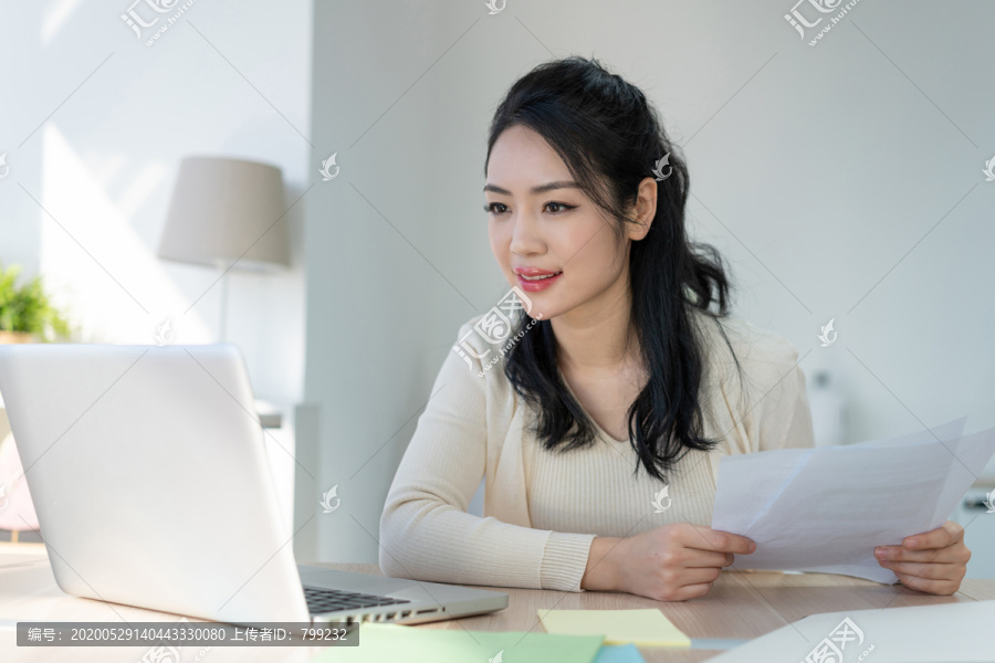年轻女子休闲办公