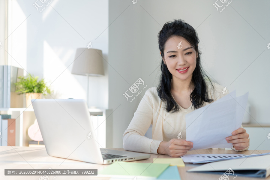 年轻女子休闲办公