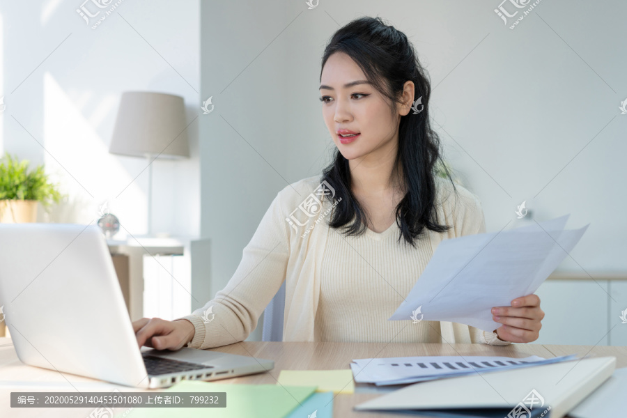 年轻女子休闲办公