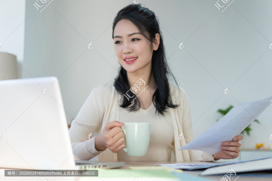 年轻女子休闲办公