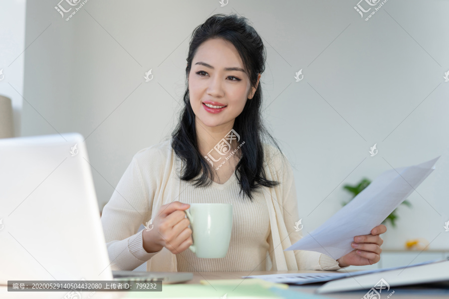 年轻女子休闲办公