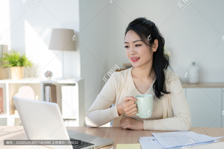 年轻女子休闲办公