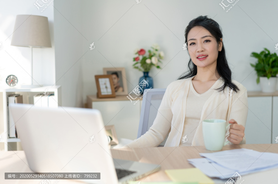 年轻女子休闲办公