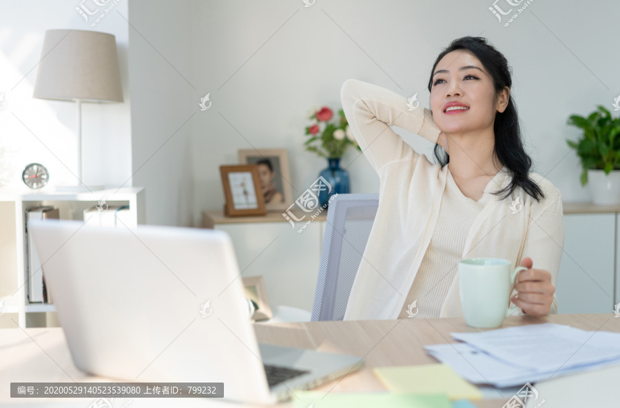 年轻女子休闲办公