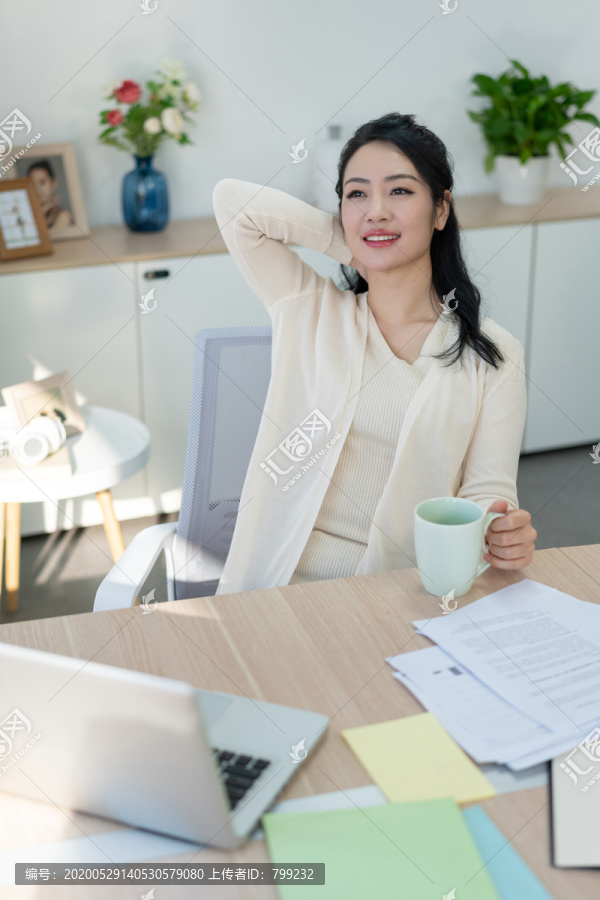 年轻女子休闲办公