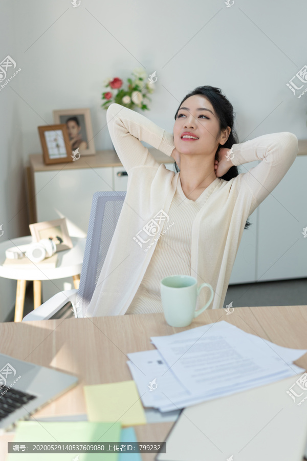 年轻女子休闲办公