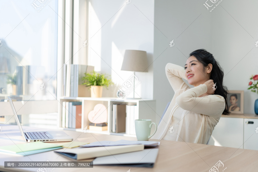 年轻女子休闲办公