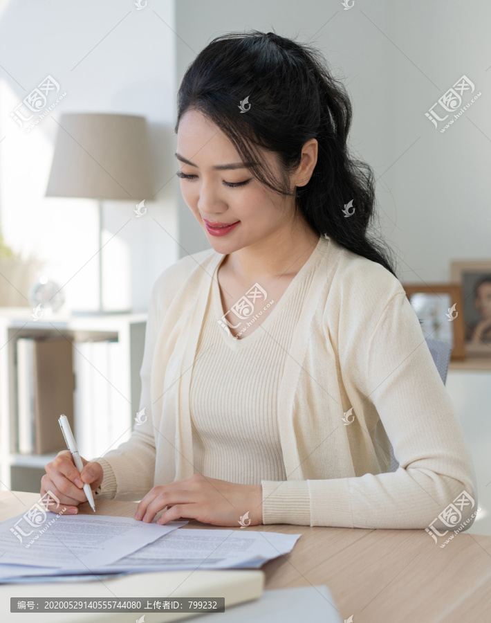 年轻女子休闲办公