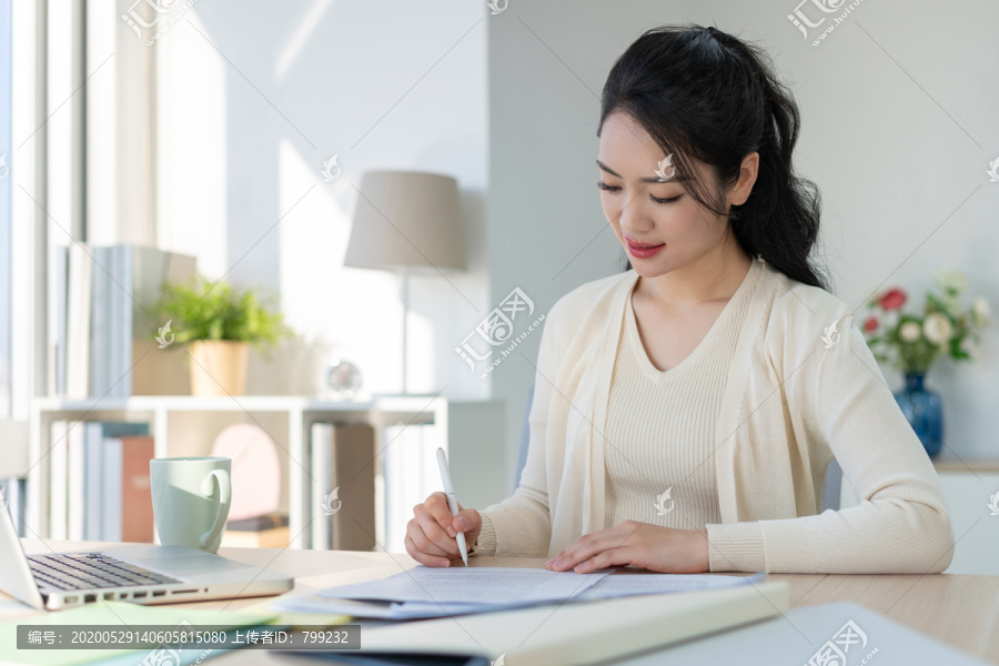 年轻女子休闲办公