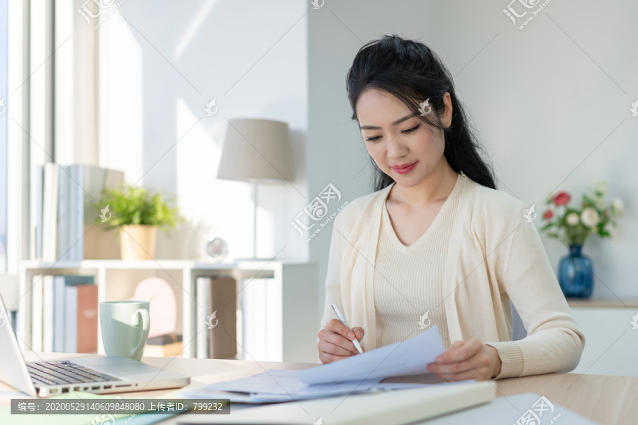 年轻女子休闲办公