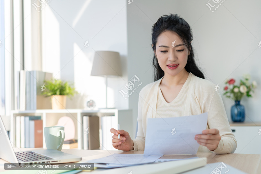 年轻女子休闲办公