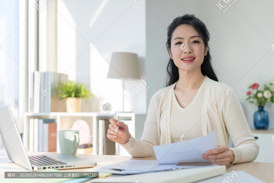 年轻女子休闲办公