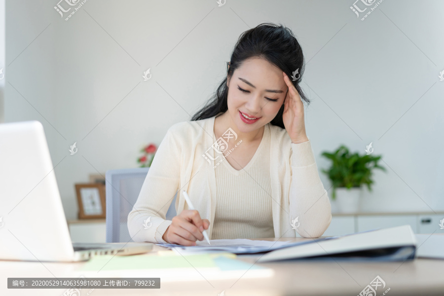 年轻女子休闲办公