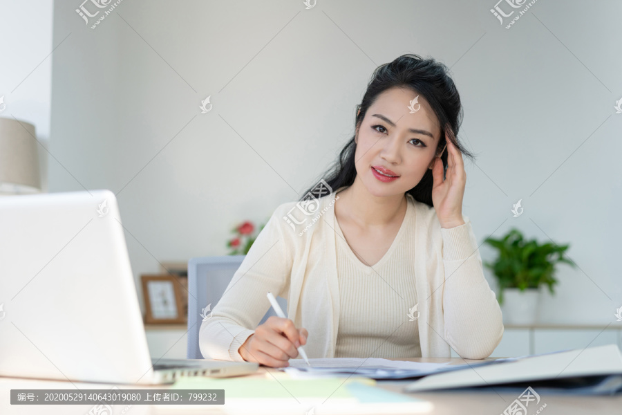 年轻女子休闲办公