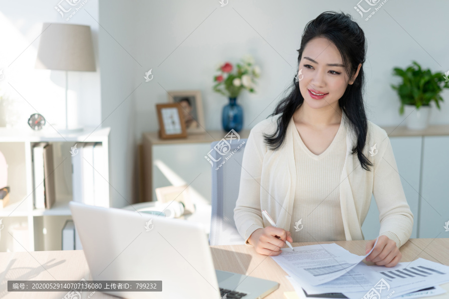 年轻女子休闲办公