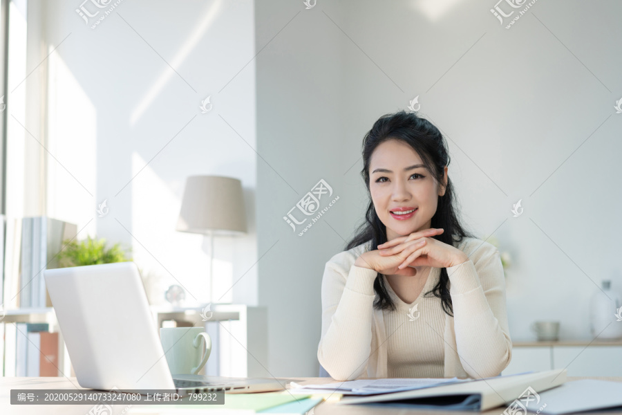 年轻女子休闲办公