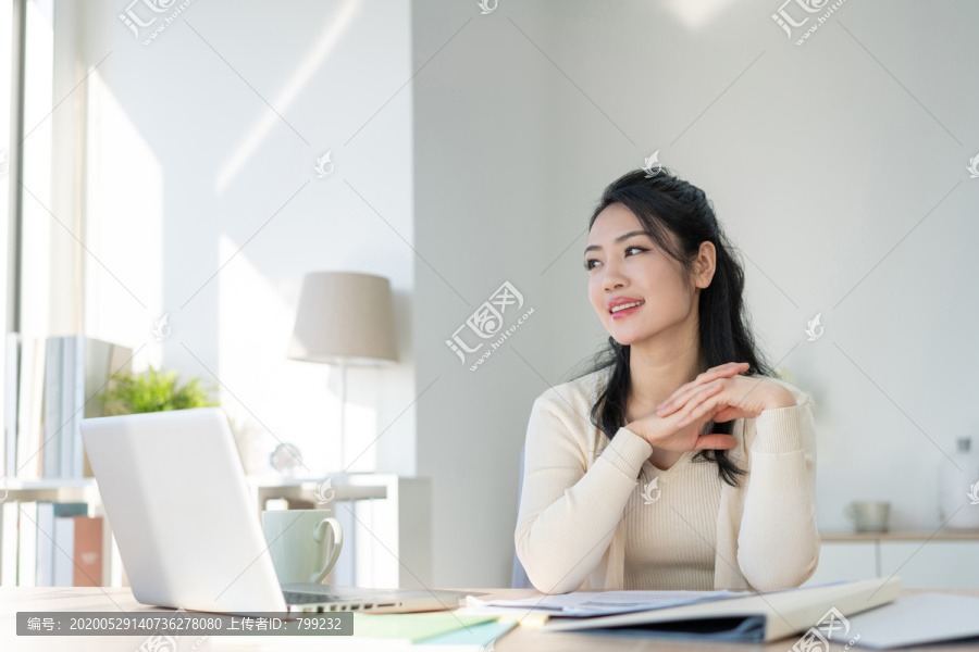 年轻女子休闲办公