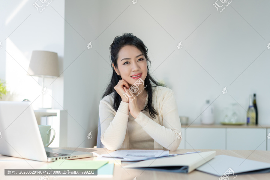 年轻女子休闲办公