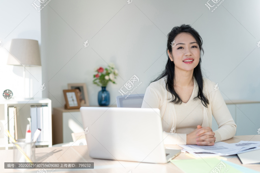 年轻女子休闲办公