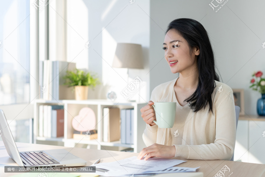 年轻女子休闲办公