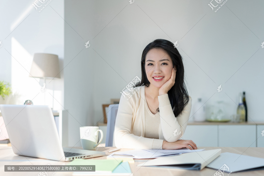 年轻女子休闲办公