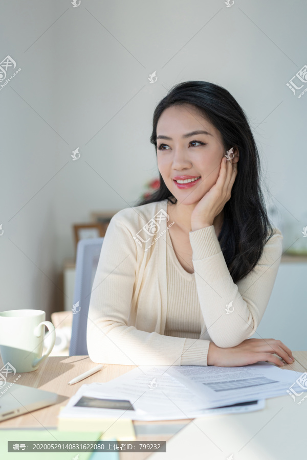 年轻女子休闲办公
