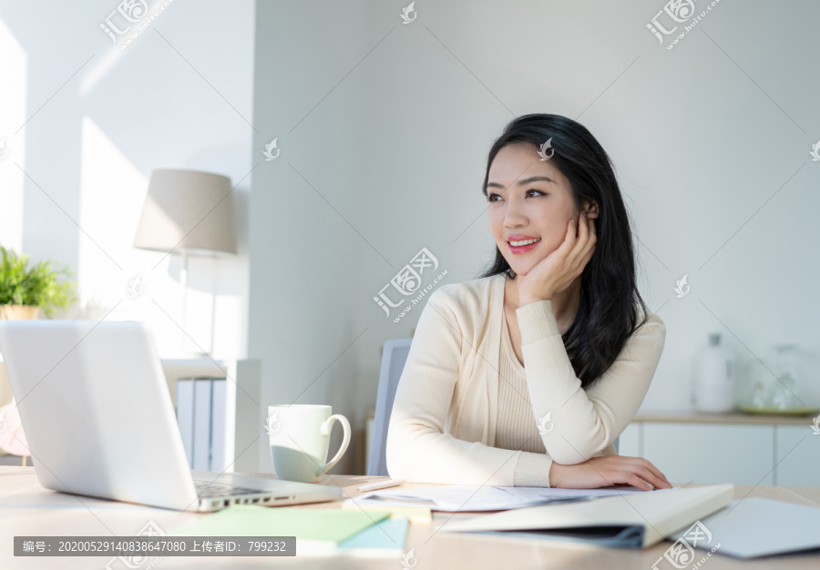 年轻女子休闲办公