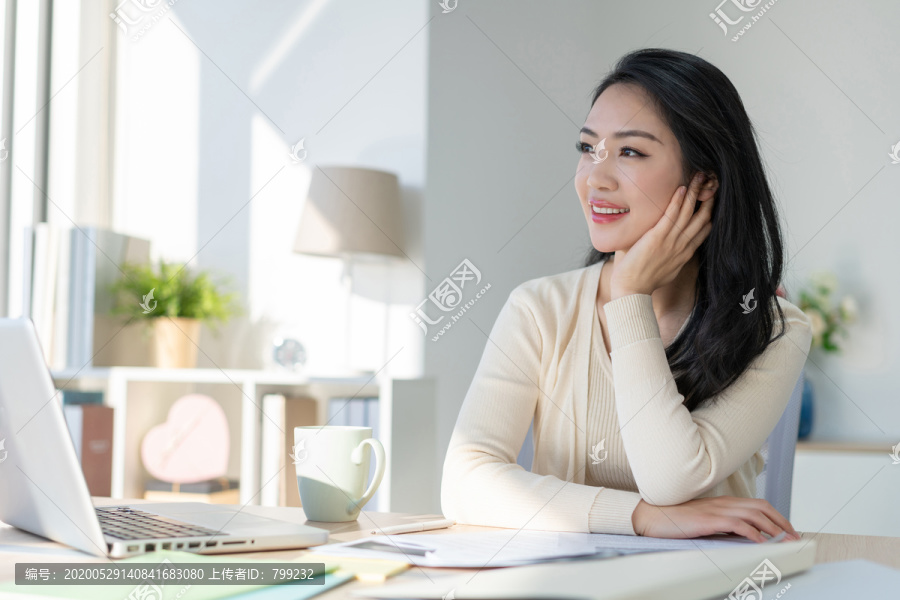 年轻女子休闲办公