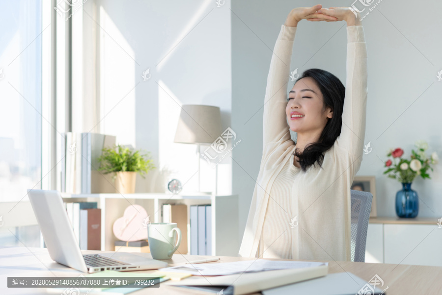 年轻女子休闲办公