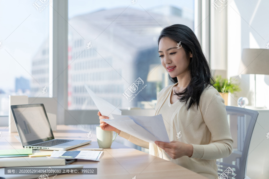 年轻女子休闲办公