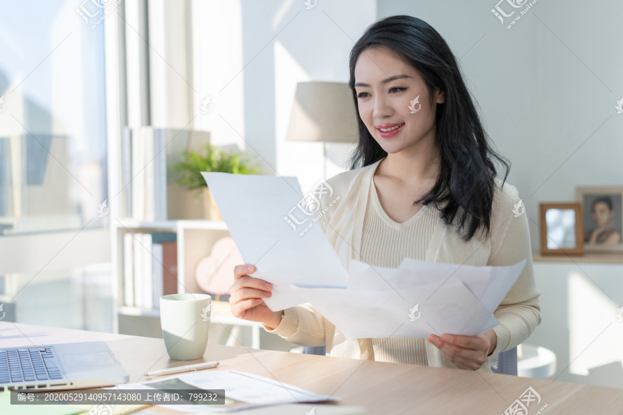年轻女子休闲办公