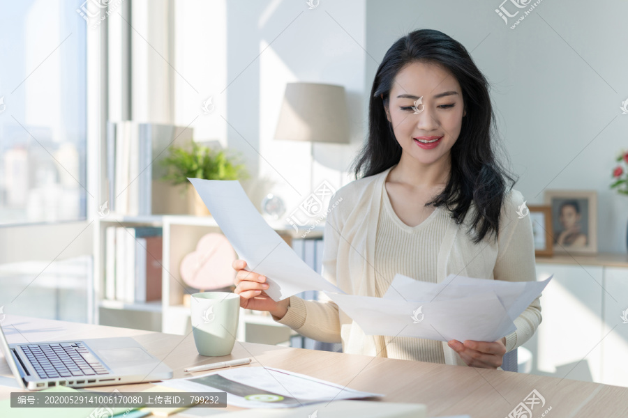 年轻女子休闲办公