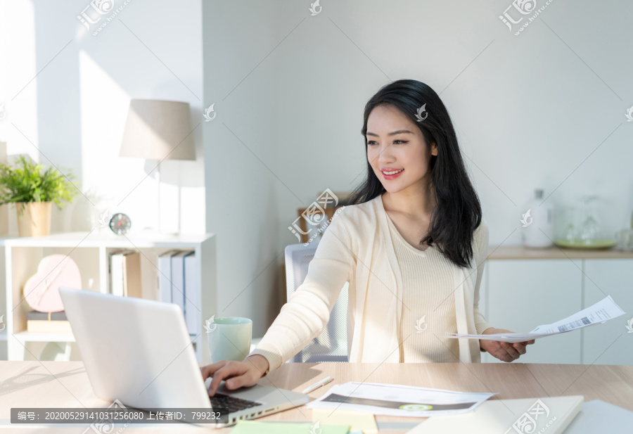 年轻女子休闲办公