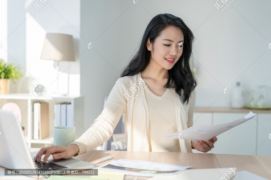 年轻女子休闲办公