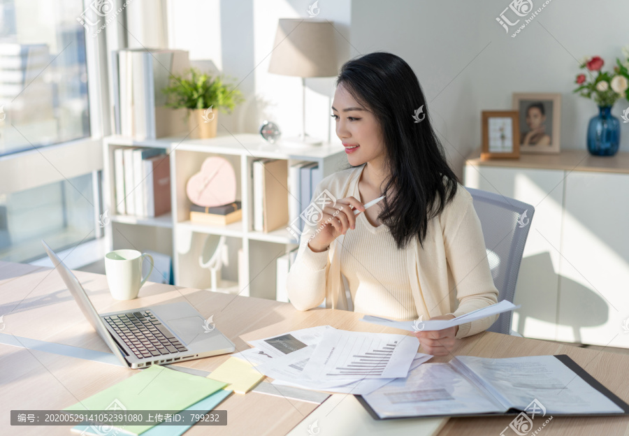 年轻女子休闲办公