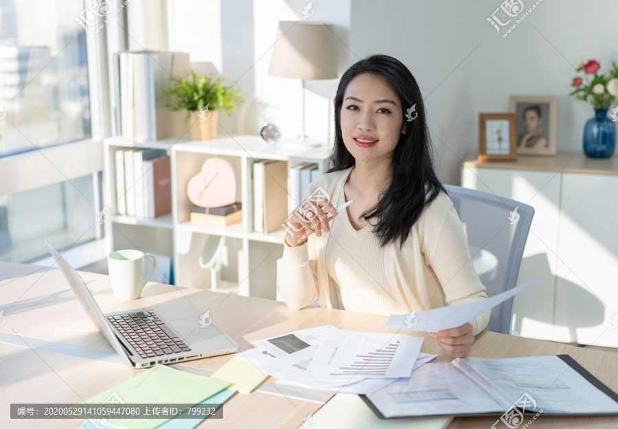 年轻女子休闲办公