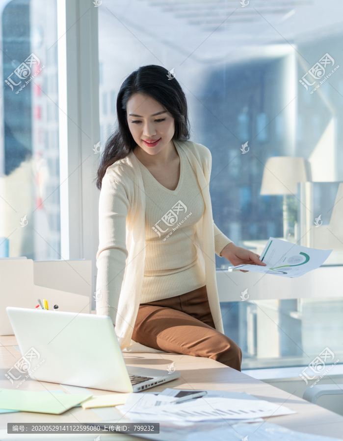 年轻女子休闲办公