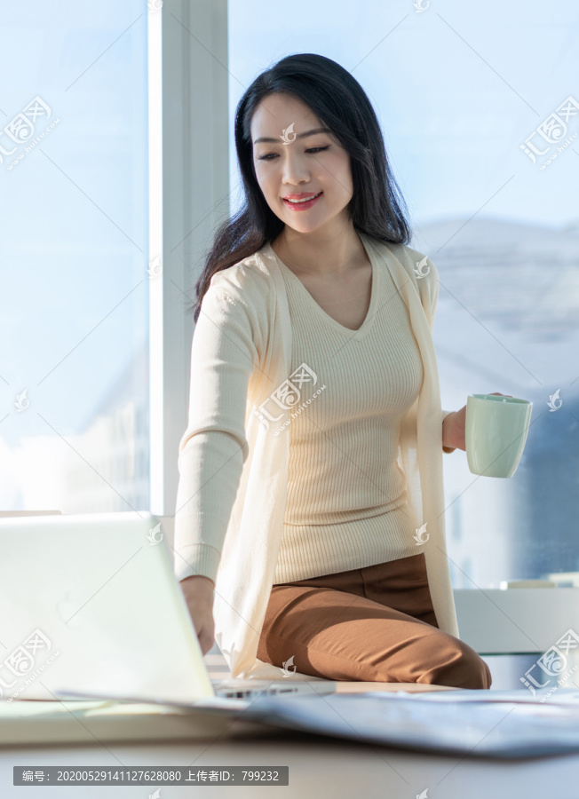 年轻女子休闲办公