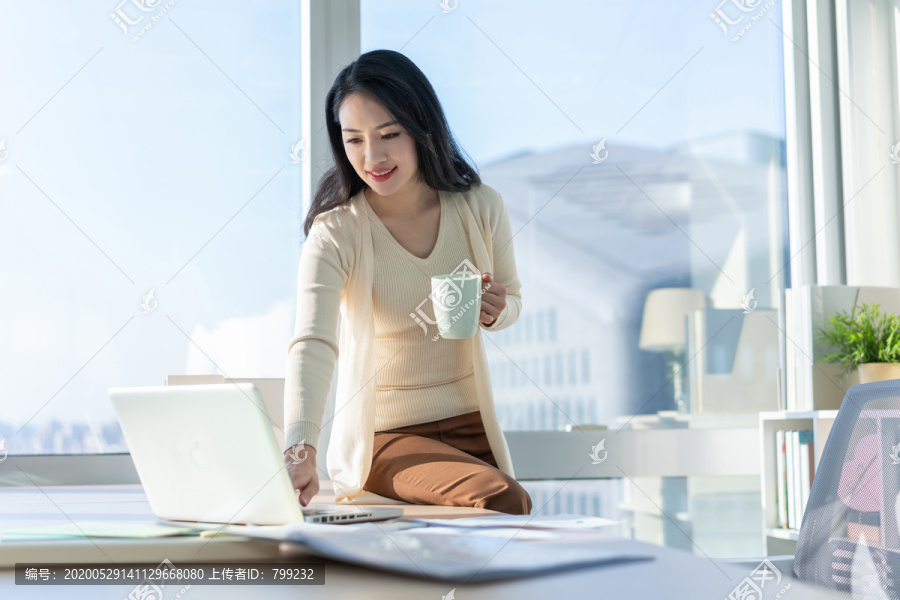 年轻女子休闲办公