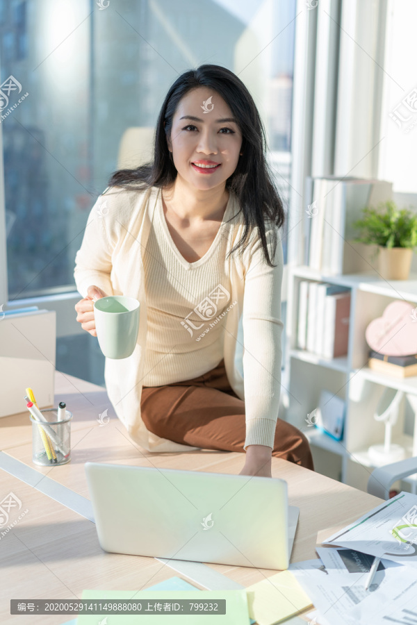 年轻女子休闲办公