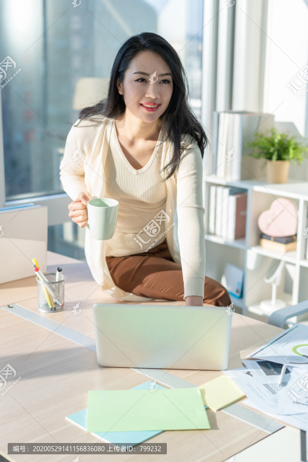 年轻女子休闲办公